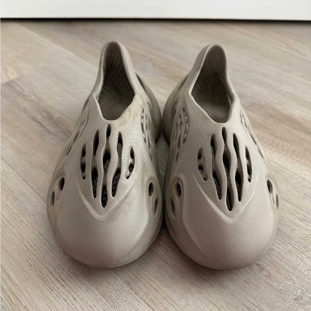 Yeezy Foam Runner Women’s Stylish Beige Slip-On Clogs